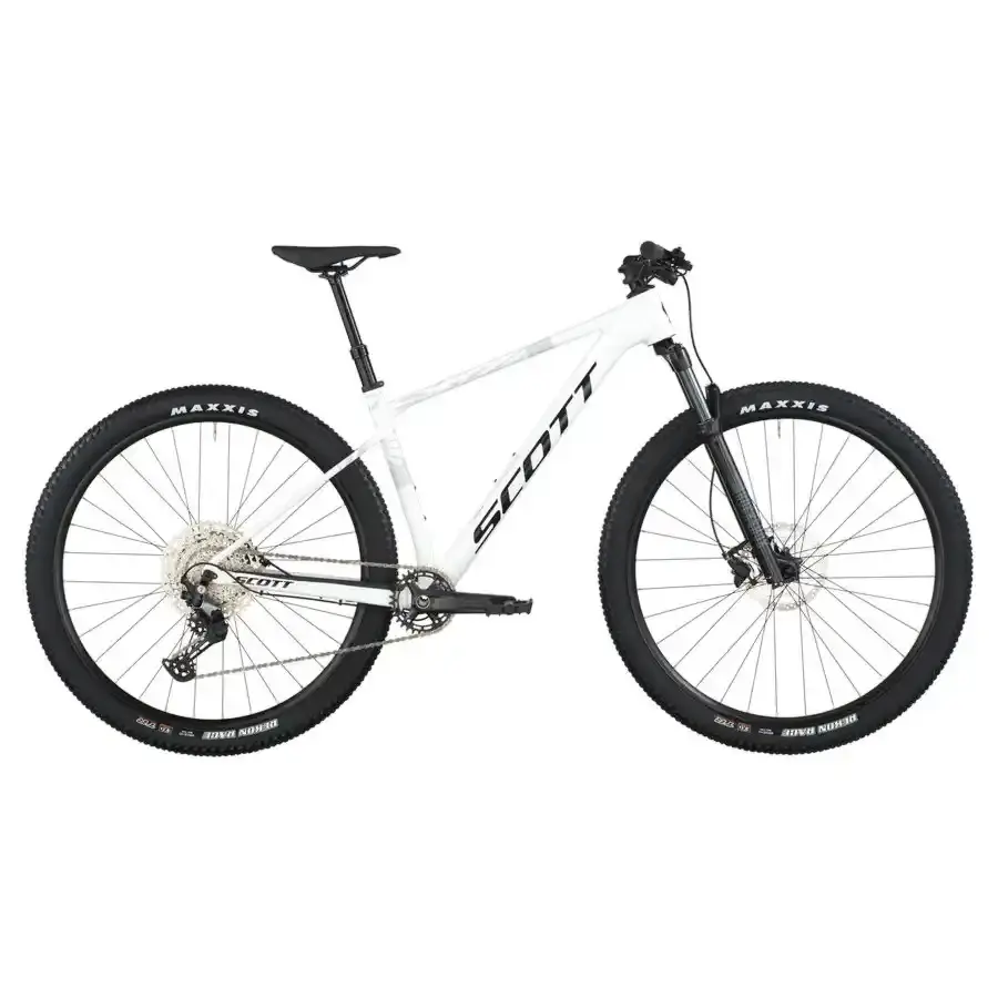 A Bicicleta SCOTT Scale 940 tem RockShox Judy Coil, Quadro Scale Alloy 6061 QR e transmissão Shimano Deore 12 VL.
