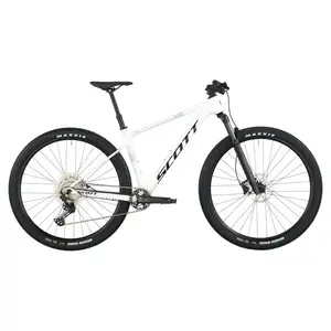 A Bicicleta SCOTT Scale 940 tem RockShox Judy Coil, Quadro Scale Alloy 6061 QR e transmissão Shimano Deore 12 VL.