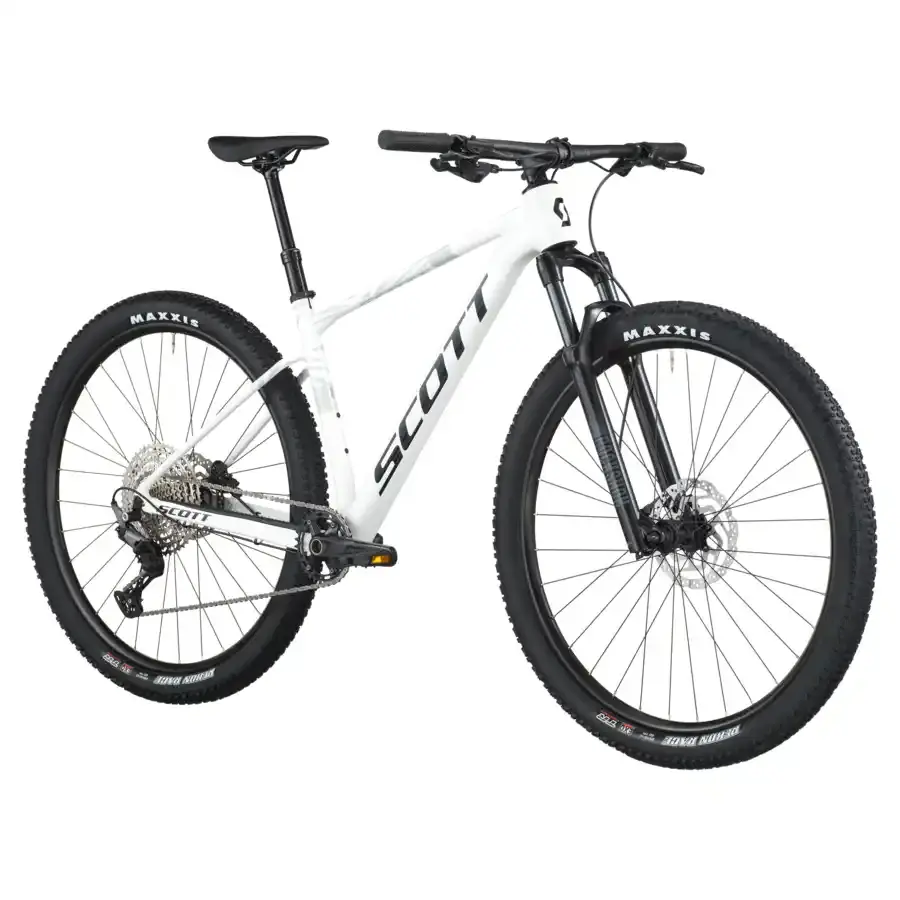 A Bicicleta SCOTT Scale 940 tem RockShox Judy Coil, Quadro Scale Alloy 6061 QR e transmissão Shimano Deore 12 VL.