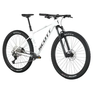 A Bicicleta SCOTT Scale 940 tem RockShox Judy Coil, Quadro Scale Alloy 6061 QR e transmissão Shimano Deore 12 VL.