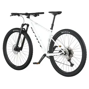 A Bicicleta SCOTT Scale 940 tem RockShox Judy Coil, Quadro Scale Alloy 6061 QR e transmissão Shimano Deore 12 VL.