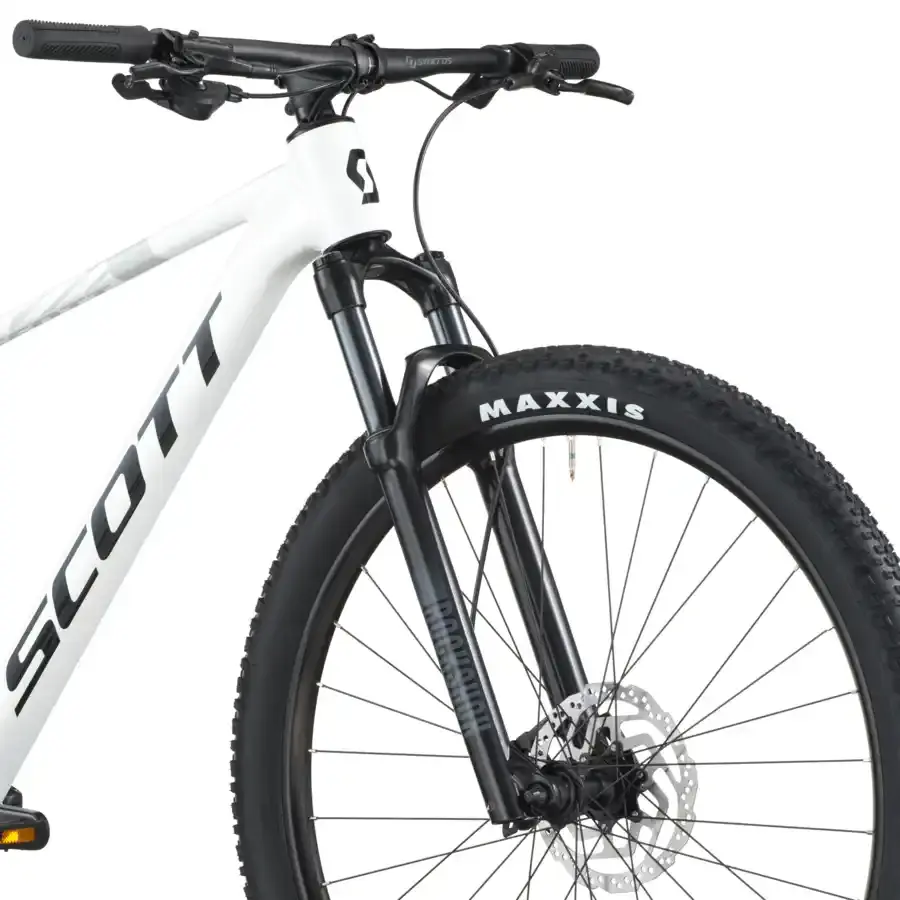A Bicicleta SCOTT Scale 940 tem RockShox Judy Coil, Quadro Scale Alloy 6061 QR e transmissão Shimano Deore 12 VL.