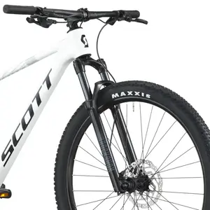 A Bicicleta SCOTT Scale 940 tem RockShox Judy Coil, Quadro Scale Alloy 6061 QR e transmissão Shimano Deore 12 VL.