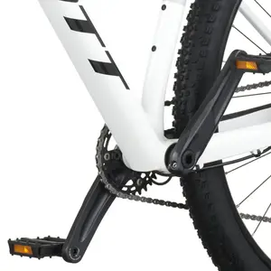 A Bicicleta SCOTT Scale 940 tem RockShox Judy Coil, Quadro Scale Alloy 6061 QR e transmissão Shimano Deore 12 VL.