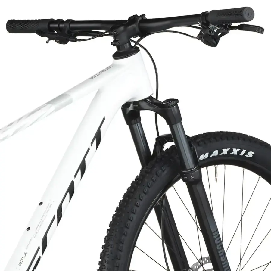 A Bicicleta SCOTT Scale 940 tem RockShox Judy Coil, Quadro Scale Alloy 6061 QR e transmissão Shimano Deore 12 VL.