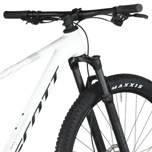 A Bicicleta SCOTT Scale 940 tem RockShox Judy Coil, Quadro Scale Alloy 6061 QR e transmissão Shimano Deore 12 VL.