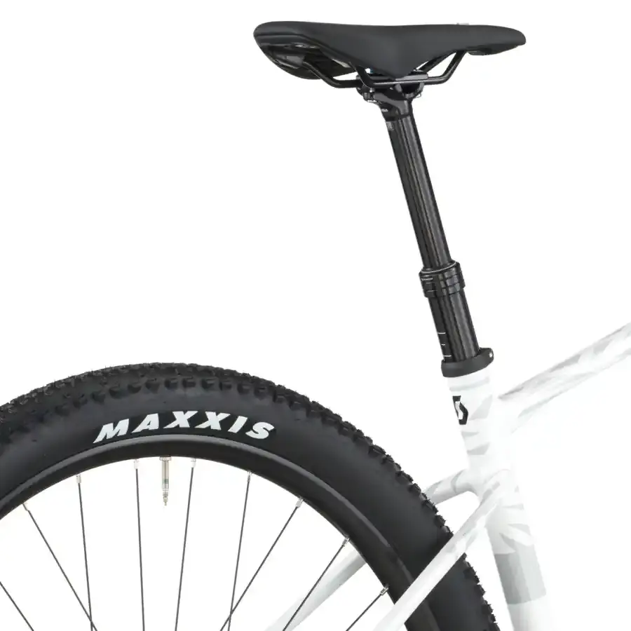 A Bicicleta SCOTT Scale 940 tem RockShox Judy Coil, Quadro Scale Alloy 6061 QR e transmissão Shimano Deore 12 VL.