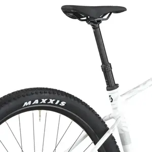 A Bicicleta SCOTT Scale 940 tem RockShox Judy Coil, Quadro Scale Alloy 6061 QR e transmissão Shimano Deore 12 VL.
