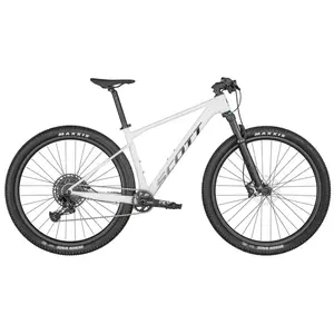A Bicicleta Scale 960 tem uma geometria inspirada em competição aliada a um design simples e forte, com Suspensão Fox 32 Float Rythm e Shimano NX de 12VL.
