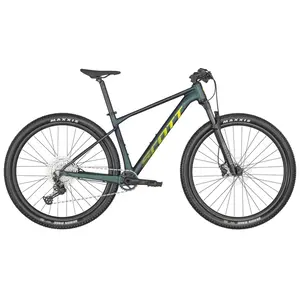 A Bicicleta SCOTT Scale 965 Green tem Quadro Alloy 6061, Suspensão Rockshox Judy, Rideloc 2 Remote e Shimano SLX-Deore de 12VL.