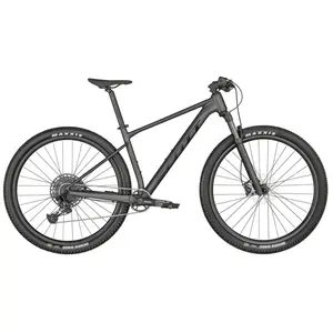 A Bicicleta Scale 970 Grey tem uma geometria inspirada em competição aliada a um design simples e forte, com Suspensão Rockshox Judy e Shimano NX-SX de 12VL.