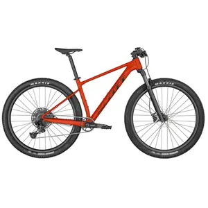 A Bicicleta SCOTT Scale 970 Red tem Suspensão RockShox Judy ,  SRAM NX-SX de 12 VL e Travões de Disco Shimano.