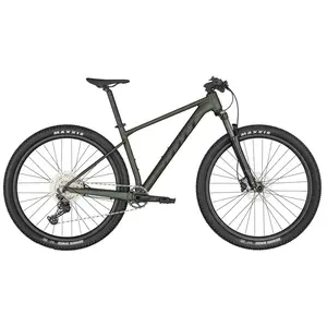 A Bicicleta Scale 980 Black tem uma geometria inspirada em competição aliada a um design simples e forte, com Suspensão Suntour X e Shimano Deore de 12VL.