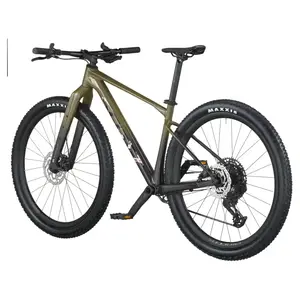 A Bicicleta SCOTT Gravel 20 tem Forqueta Scale Rígida em Carbono HMF e transmissão SRAM Eagle 70 Transmission 12 VL.