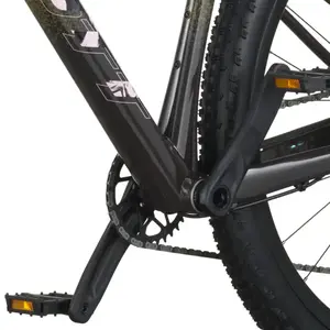 A Bicicleta SCOTT Gravel 20 tem Forqueta Scale Rígida em Carbono HMF e transmissão SRAM Eagle 70 Transmission 12 VL.