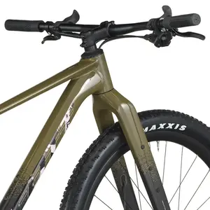 A Bicicleta SCOTT Gravel 20 tem Forqueta Scale Rígida em Carbono HMF e transmissão SRAM Eagle 70 Transmission 12 VL.