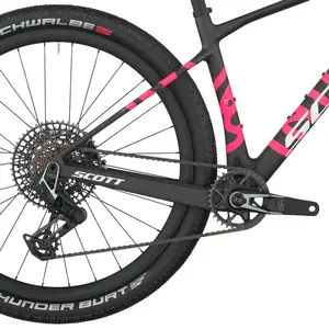 A Bicicleta SCOTT Gravel RC tem Quadro Addict Gravel em Carbono HMX e transmissão SRAM RED XPLR AXS Disc 13 VL.