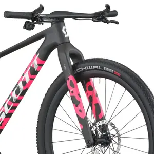 A Bicicleta SCOTT Gravel RC tem Quadro Addict Gravel em Carbono HMX e transmissão SRAM RED XPLR AXS Disc 13 VL.