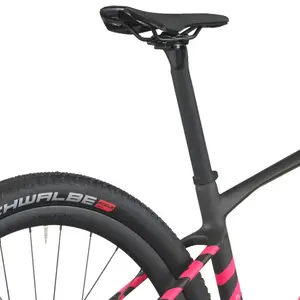 A Bicicleta SCOTT Gravel RC tem Quadro Addict Gravel em Carbono HMX e transmissão SRAM RED XPLR AXS Disc 13 VL.