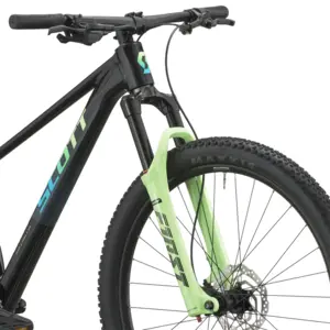 BICICLETA SCOTT SCALE PRO 700 SCOTT SCALE PRO 700: BTT hardtail com foco em eficiência e confiança, para rolar depressa, descobrir trilhos e manter a experiência simples. Com fluidez.