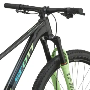BICICLETA SCOTT SCALE PRO 700 SCOTT SCALE PRO 700: BTT hardtail com foco em eficiência e confiança, para rolar depressa, descobrir trilhos e manter a experiência simples. Com fluidez.