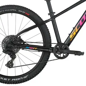 A Bicicleta SCOTT Scale RC 600 tem Quadro KIDS26 em Alumínio, rodas 26", Microshift ADVENT H-Series 9VL e Shimano BR-MT410.
