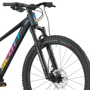 A Bicicleta SCOTT Scale RC 600 tem Quadro KIDS26 em Alumínio, rodas 26", Microshift ADVENT H-Series 9VL e Shimano BR-MT410.