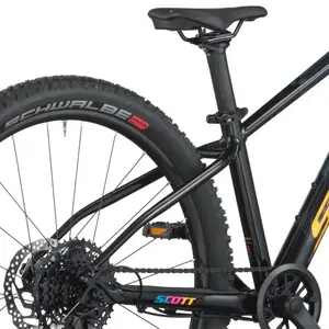 A Bicicleta SCOTT Scale RC 600 tem Quadro KIDS26 em Alumínio, rodas 26", Microshift ADVENT H-Series 9VL e Shimano BR-MT410.