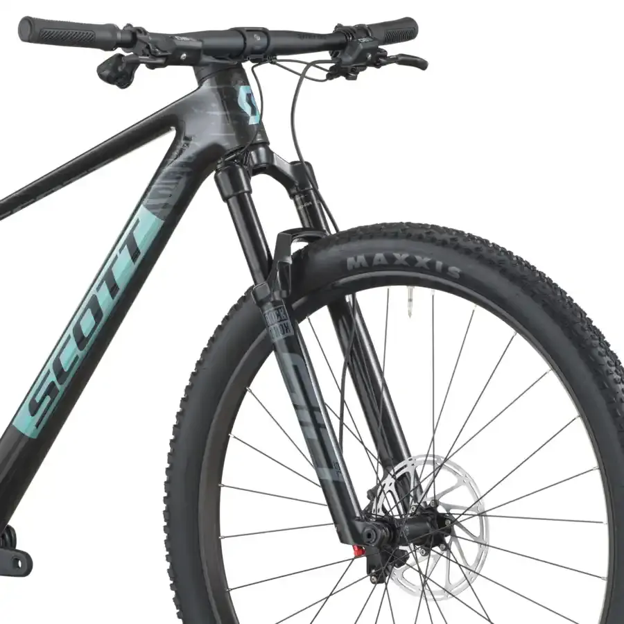 A Bicicleta SCOTT Scale RC Team tem RockShox SID SL RL, Quadro em Carbono HMF e transmissão SRAM S1000 AXS 12 VL.