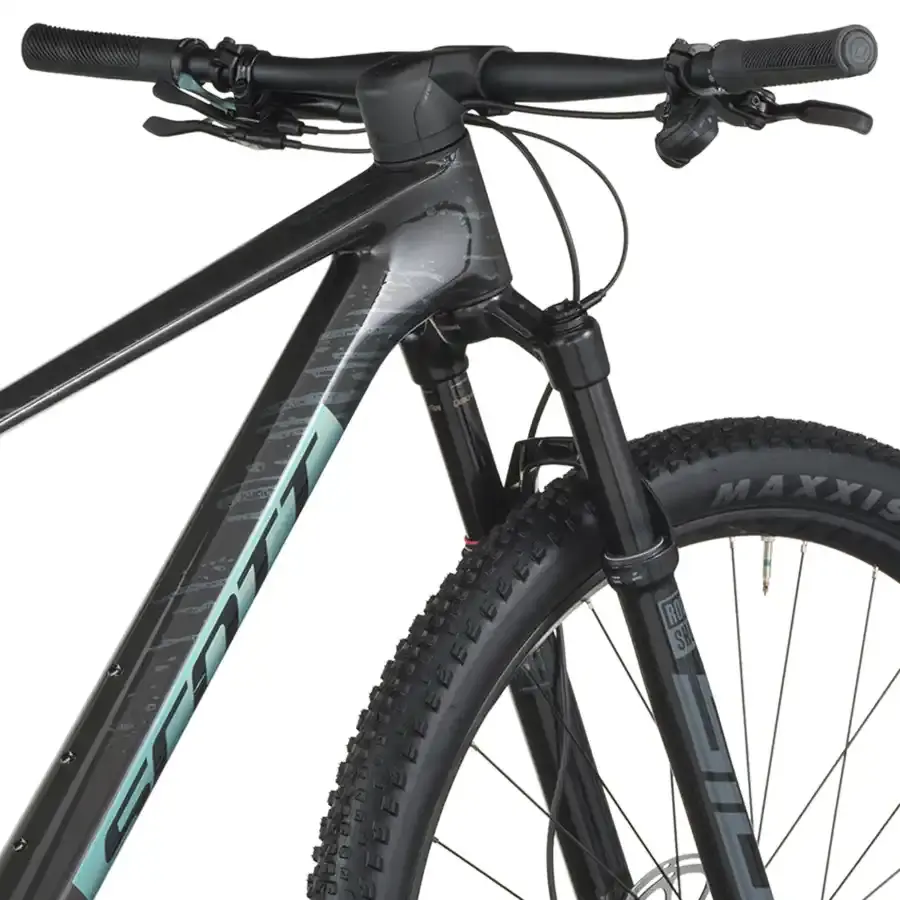 A Bicicleta SCOTT Scale RC Team tem RockShox SID SL RL, Quadro em Carbono HMF e transmissão SRAM S1000 AXS 12 VL.