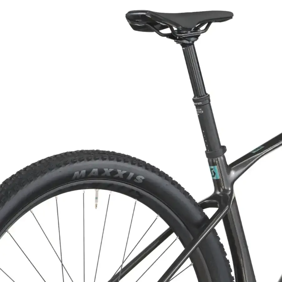 A Bicicleta SCOTT Scale RC Team tem RockShox SID SL RL, Quadro em Carbono HMF e transmissão SRAM S1000 AXS 12 VL.