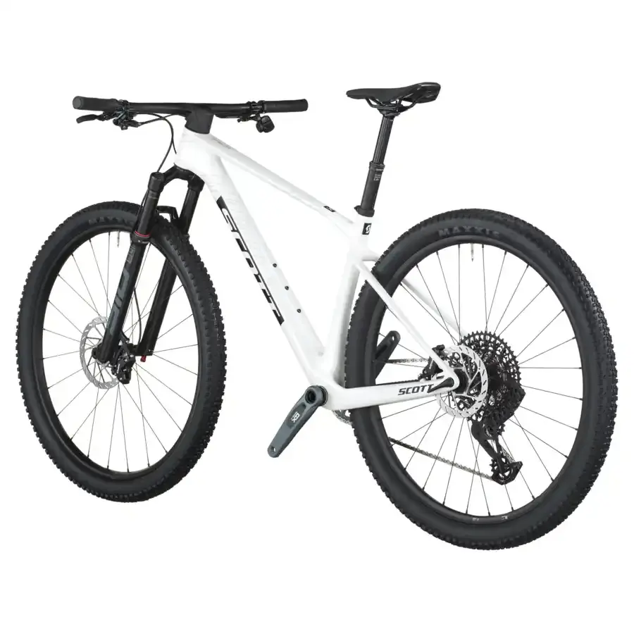 A Bicicleta SCOTT Scale RC Team Issue tem RockShox SID SL Select, Quadro em Carbono HMF e transmissão SRAM GX AXS 12 VL.