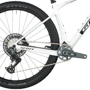 A Bicicleta SCOTT Scale RC Team Issue tem RockShox SID SL Select, Quadro em Carbono HMF e transmissão SRAM GX AXS 12 VL.