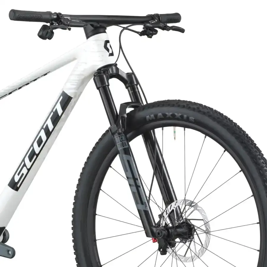 A Bicicleta SCOTT Scale RC Team Issue tem RockShox SID SL Select, Quadro em Carbono HMF e transmissão SRAM GX AXS 12 VL.