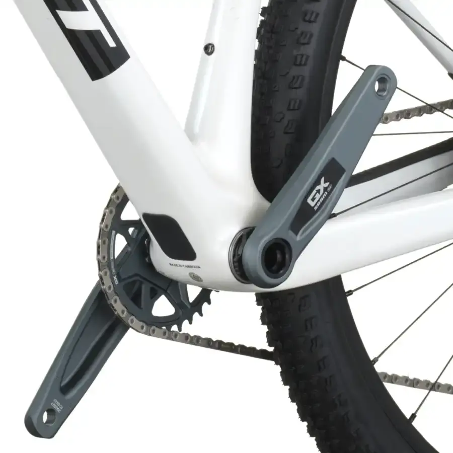 A Bicicleta SCOTT Scale RC Team Issue tem RockShox SID SL Select, Quadro em Carbono HMF e transmissão SRAM GX AXS 12 VL.