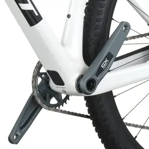 A Bicicleta SCOTT Scale RC Team Issue tem RockShox SID SL Select, Quadro em Carbono HMF e transmissão SRAM GX AXS 12 VL.