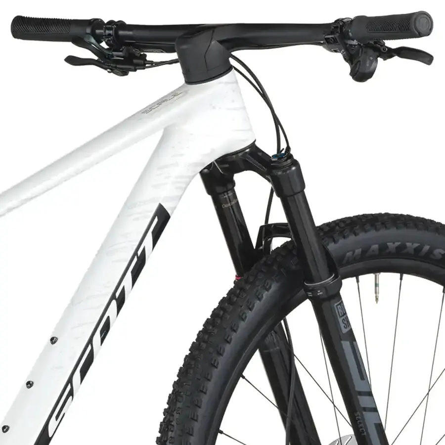 A Bicicleta SCOTT Scale RC Team Issue tem RockShox SID SL Select, Quadro em Carbono HMF e transmissão SRAM GX AXS 12 VL.