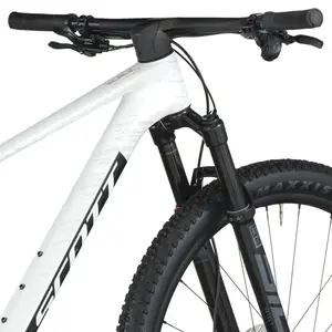 A Bicicleta SCOTT Scale RC Team Issue tem RockShox SID SL Select, Quadro em Carbono HMF e transmissão SRAM GX AXS 12 VL.