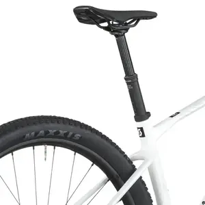 A Bicicleta SCOTT Scale RC Team Issue tem RockShox SID SL Select, Quadro em Carbono HMF e transmissão SRAM GX AXS 12 VL.