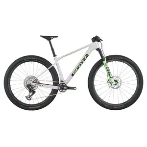 A Bicicleta SCOTT Scale RC World Cup tem RockShox SID SL Ultimate, Quadro em Carbono HMX e transmissão SRAM XX - SL AXS c/ potenciômetro.