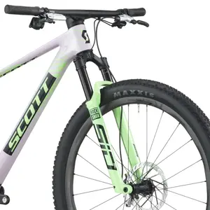 A Bicicleta SCOTT Scale RC World Cup tem RockShox SID SL Ultimate, Quadro em Carbono HMX e transmissão SRAM XX - SL AXS c/ potenciômetro.