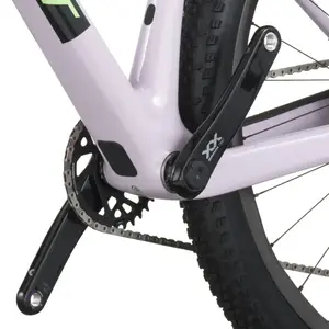 A Bicicleta SCOTT Scale RC World Cup tem RockShox SID SL Ultimate, Quadro em Carbono HMX e transmissão SRAM XX - SL AXS c/ potenciômetro.