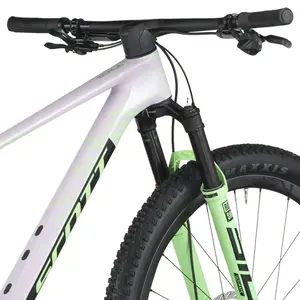 A Bicicleta SCOTT Scale RC World Cup tem RockShox SID SL Ultimate, Quadro em Carbono HMX e transmissão SRAM XX - SL AXS c/ potenciômetro.