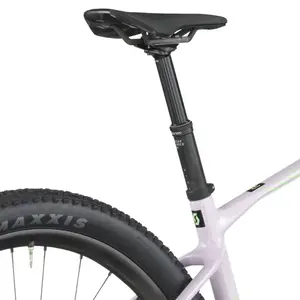 A Bicicleta SCOTT Scale RC World Cup tem RockShox SID SL Ultimate, Quadro em Carbono HMX e transmissão SRAM XX - SL AXS c/ potenciômetro.