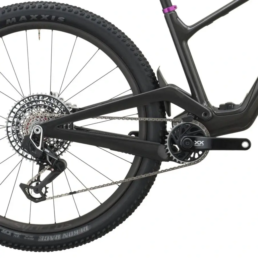SCOTT SPARK DC FACTORY, down-country com ritmo e margem nas descidas, ideal para subir com eficiência, descer com confiança e brincar mais no trilho.