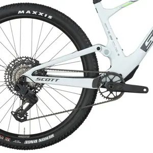 A Bicicleta SCOTT Spark RC Comp tem FOX 32 Float Rhythm, Quadro em Carbono HMF e transmissão SRAM Eagle 70 12 VL.