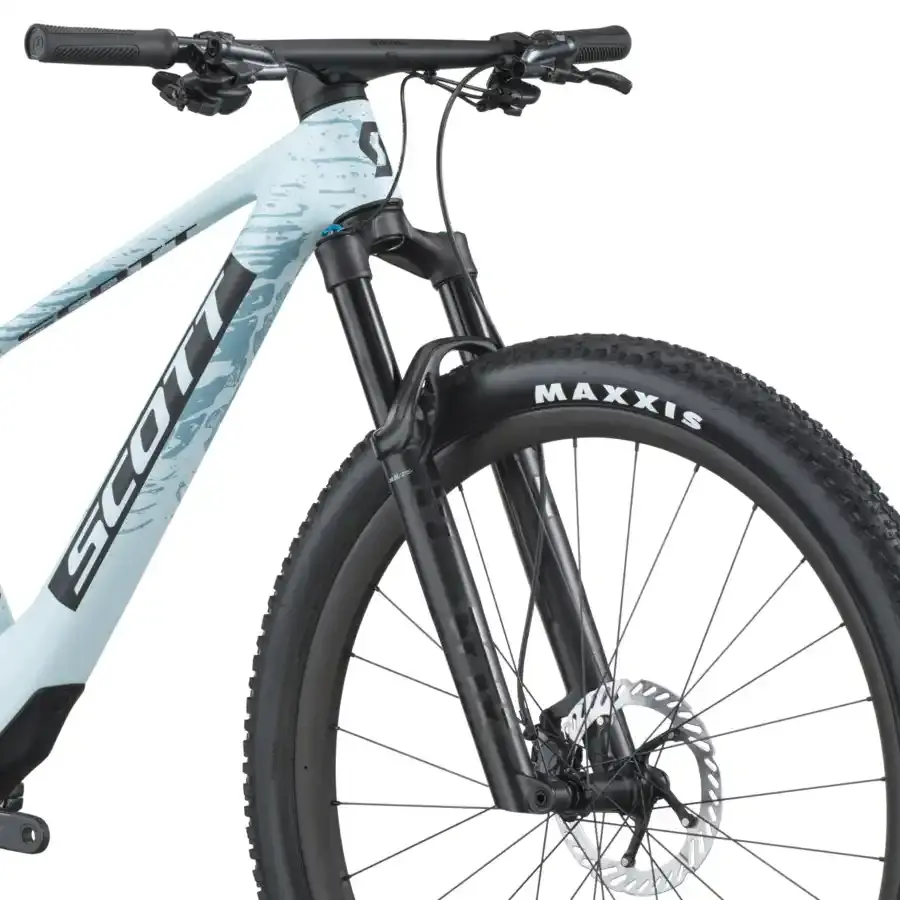 A Bicicleta SCOTT Spark RC Pro tem FOX 34SL Float P. Elite, Quadro em Carbono HMF e transmissão Shimano XT Di2 12 VL.