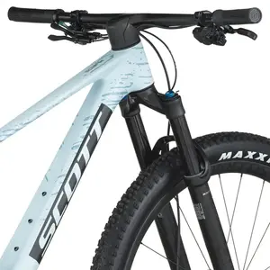 A Bicicleta SCOTT Spark RC Pro tem FOX 34SL Float P. Elite, Quadro em Carbono HMF e transmissão Shimano XT Di2 12 VL.