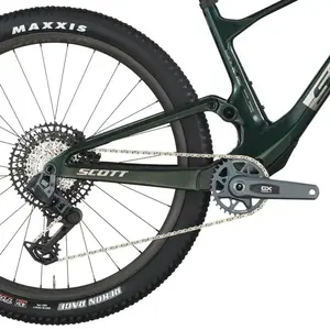 A Bicicleta SCOTT Spark RC Team Issue tem RockShox SID Select 3P, Quadro em Carbono HMF e transmissão SRAM GX AXS 12 VL.