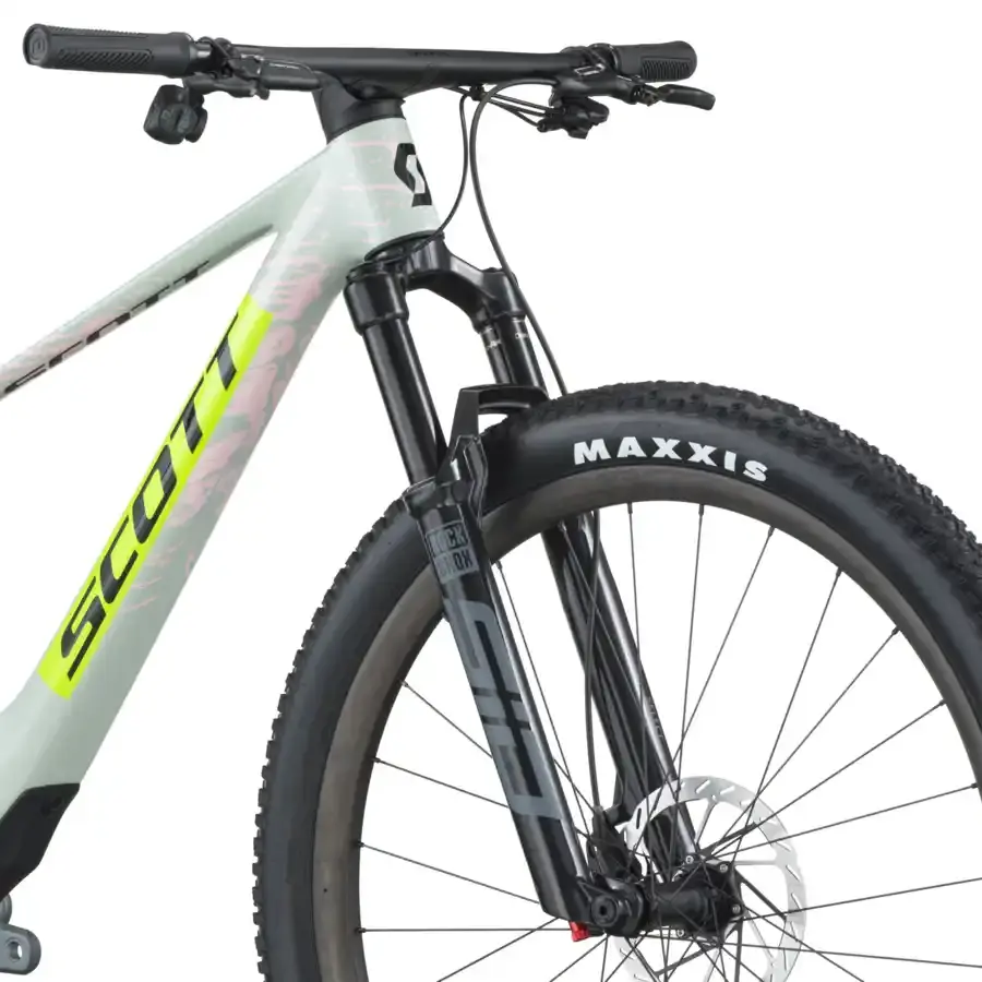A Bicicleta SCOTT Spark RC Team Issue tem RockShox SID Select 3P, Quadro em Carbono HMF e transmissão SRAM GX AXS 12 VL.